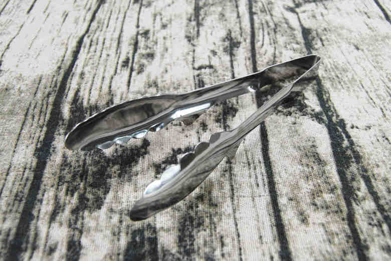 セリアのおすすめキッチン用品「一体型万能トング」の実物画像3