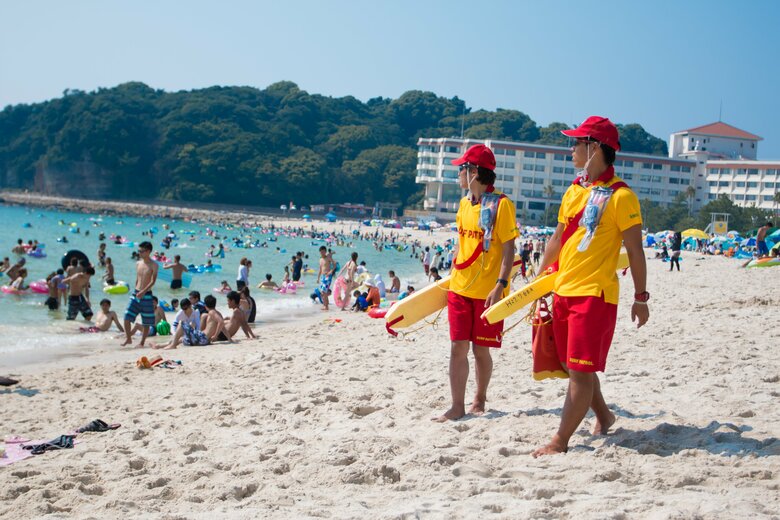 ビーチのパトロールをするライフセーバー