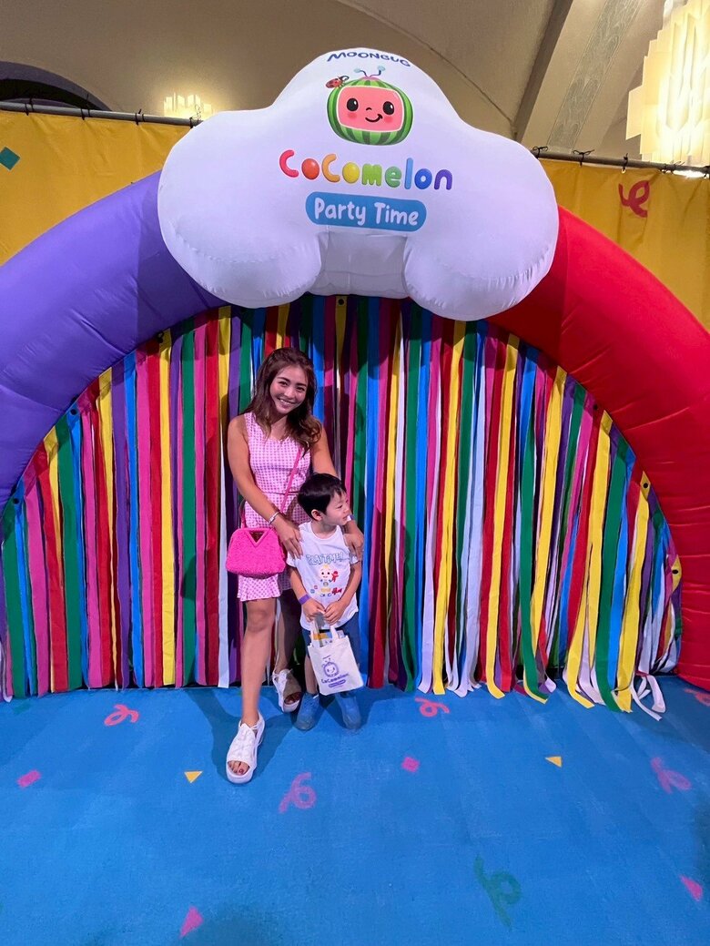 アメリカらしいポップな背景で息子さんと