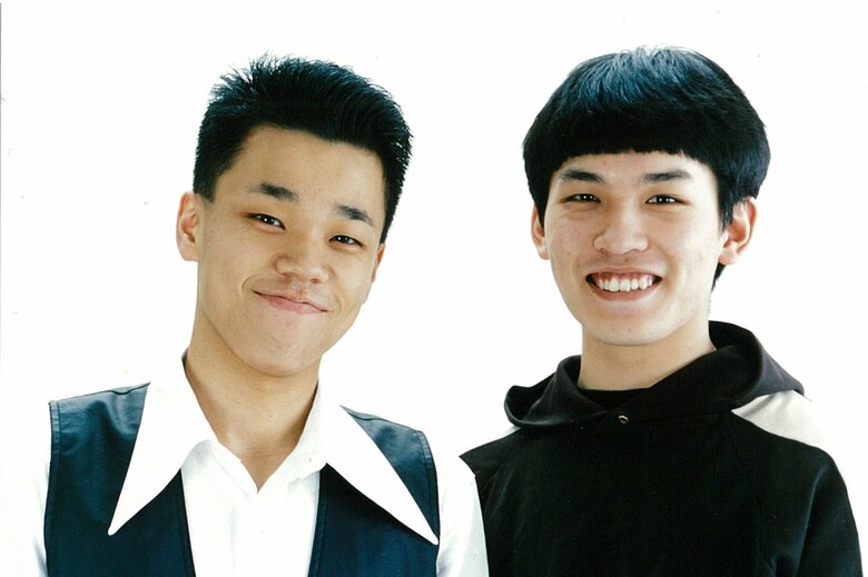 デビューから数年の20代前半、COWCWOWは大阪で数々の新人賞を受賞（左側が多田さん）