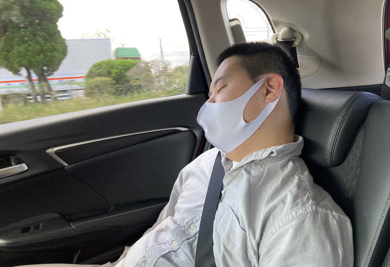 車に揺られ気持ちよさそうに眠る弟・良太さん