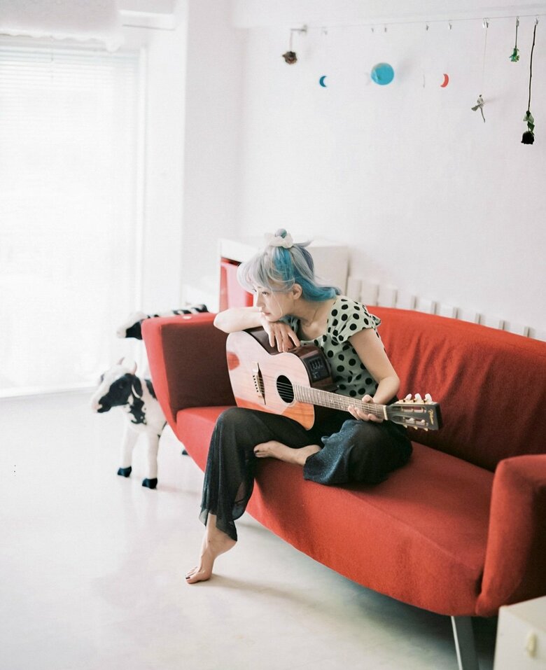 夏は白髪にブルーのカラーを入れて涼しげに