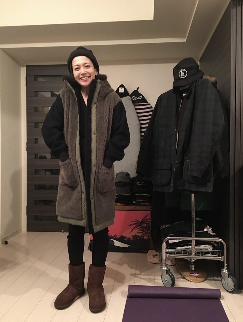 横尾さんセレクトのコーディネートで笑顔の遠藤さん