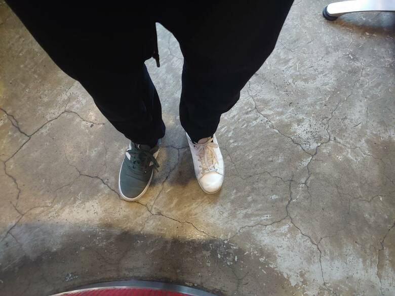 靴の左右を間違えたまま外出