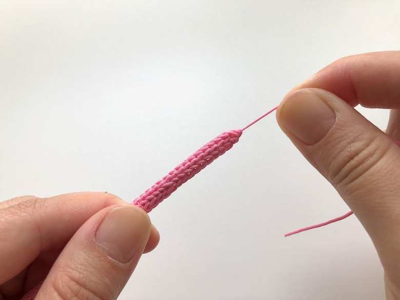 STEP4
編み始めの端までワイヤーが入ったら、余分なワイヤーをニッパーで切ります。こちらの端にもSTEP1と同様にテープを巻きます。