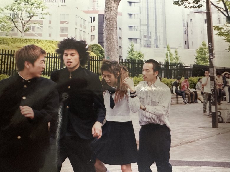 早稲田大学のキャンパスにて。WAGEのメンバーと