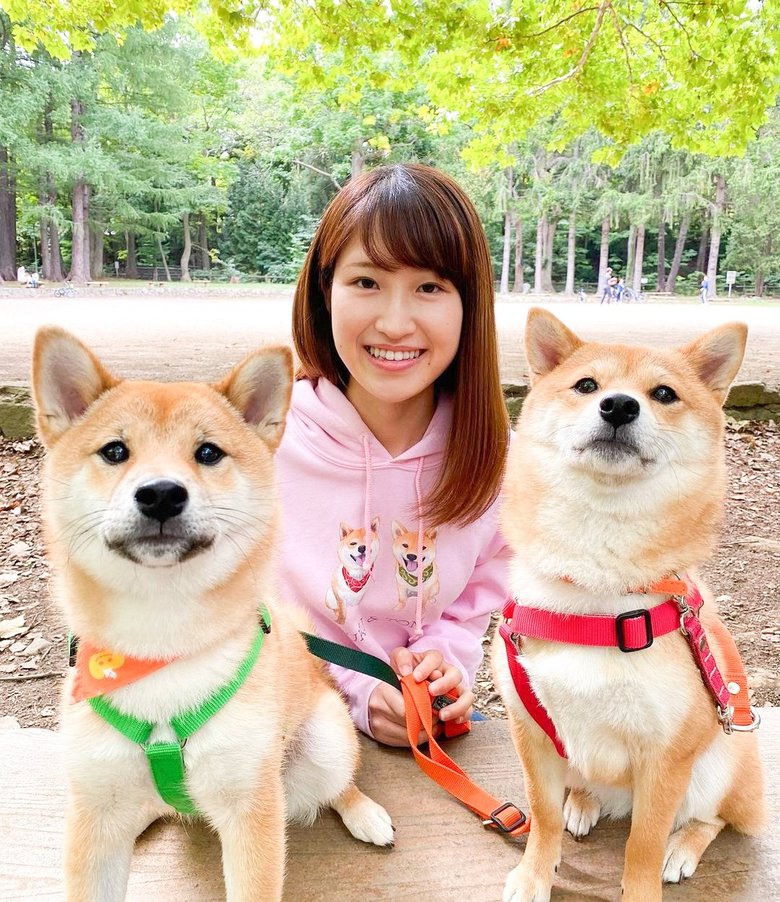 ママさんとポーズをとる福ちゃん（右）と富くん