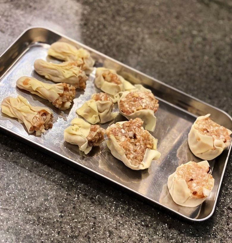 家族でシュウマイを手作りした日の1枚。どれが誰の作かは明かされていないものの、几帳面なご主人の手によるものは明らか