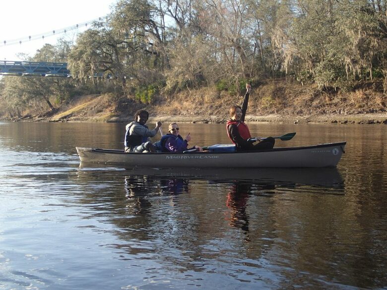 留学時代、友人とカヌーを楽しんで