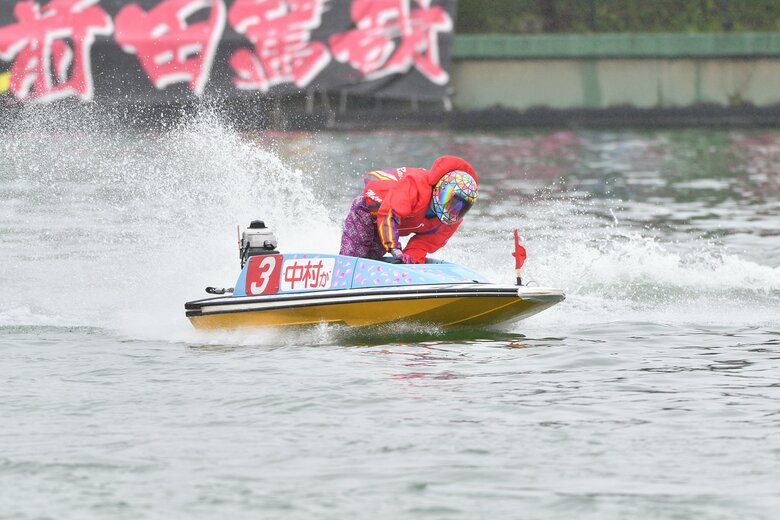 ボートで疾走する中村選手