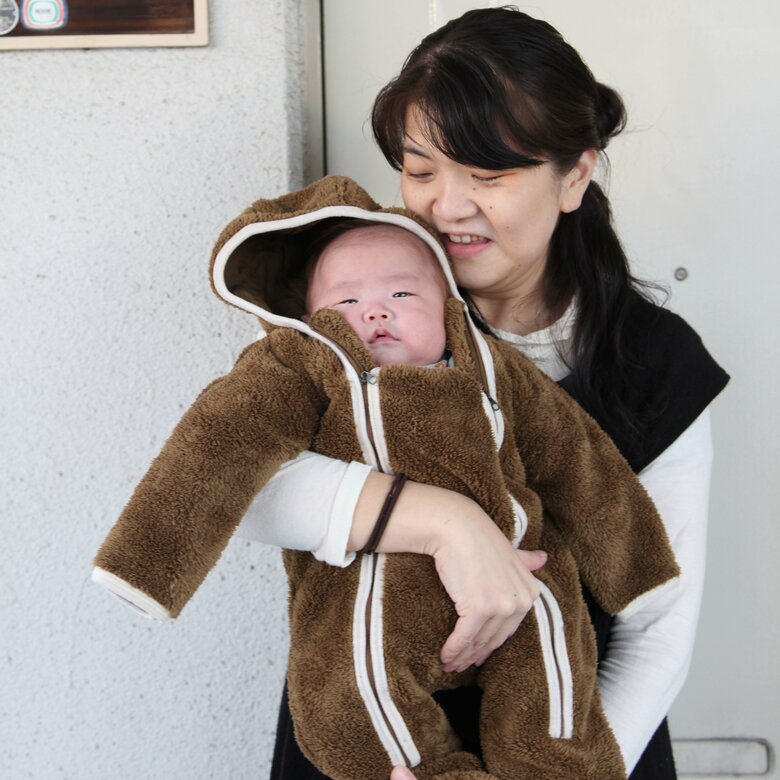 愛おしそうに我が子を抱く睦さん