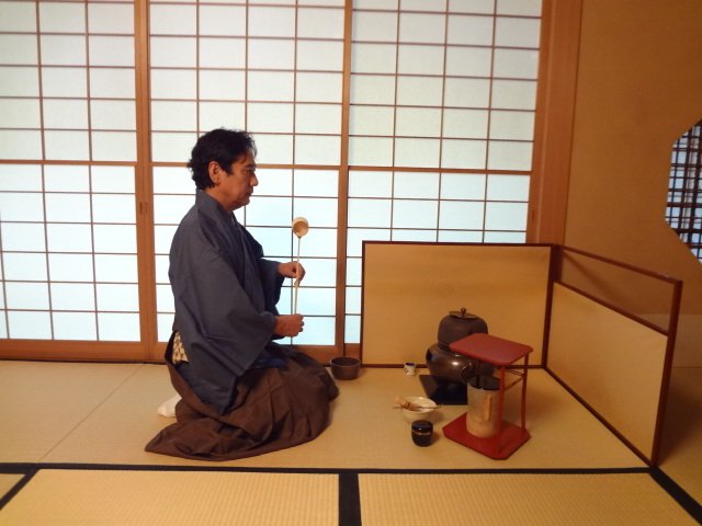 「茶道の師範」になったルーさんの美しいお点前の姿