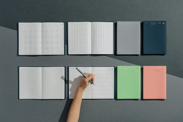 「左ききの手帳2023」はオンライン限定色も含めて全5カラーが登場