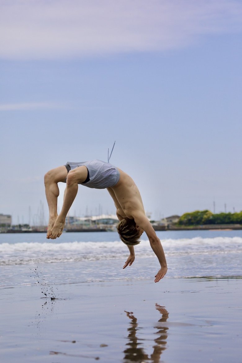 バク転中のおばたのお兄さん