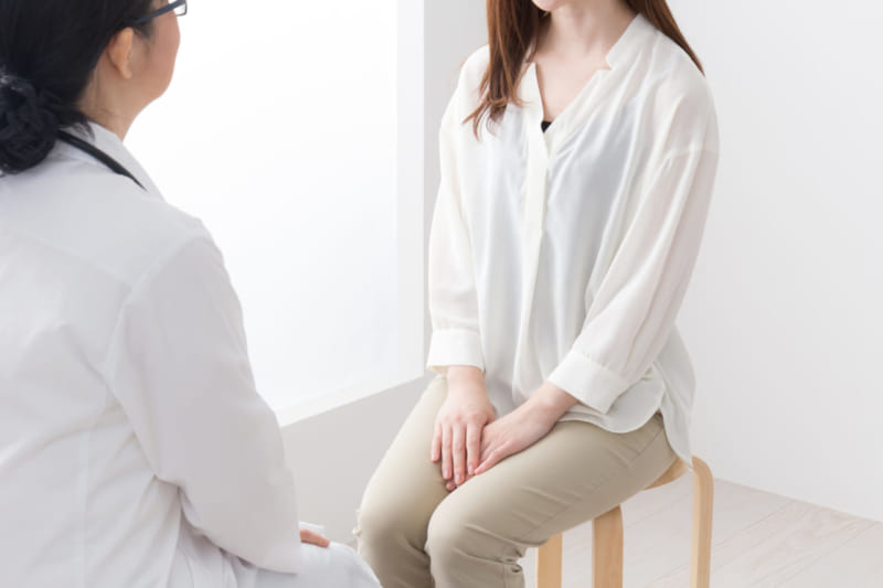 診察中の女性