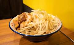 加藤和樹さんが “二郎系ラーメン”を自宅で再現！「ダイエット効果もあるって！？」