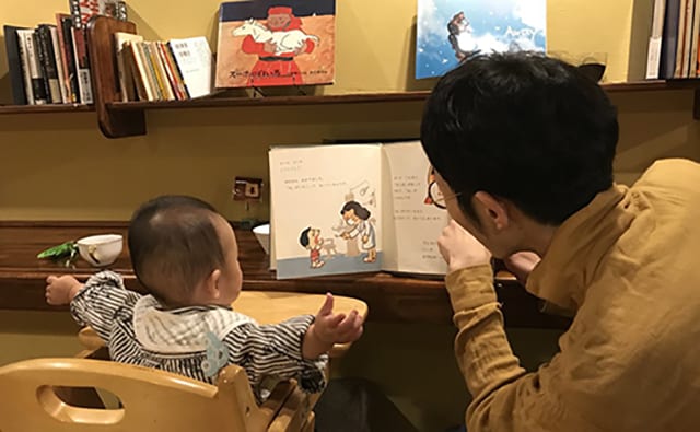 絵本の読み聞かせをするパパ