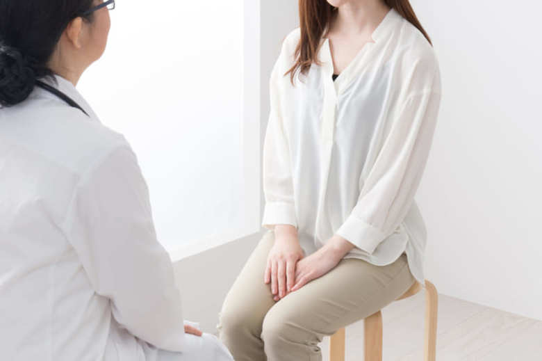 診察中の女性