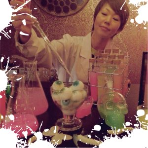 怪奇菓子を製作中のナカニシア由ミさん