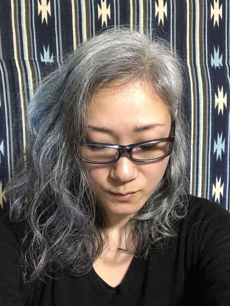 左側にブルーのメッシュを入れたミディアムスタイル