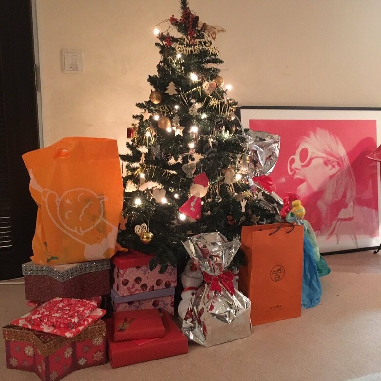 ツリーのふもとにプレゼントがたくさん！クリスマスのご自宅