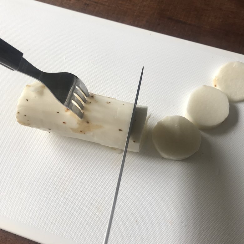 包丁でカットするとき。フォークを垂直に立ててしっかりと長いもを固定！