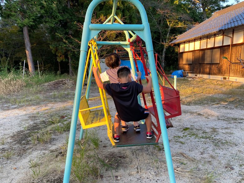 公園で遊ぶ子どもたち