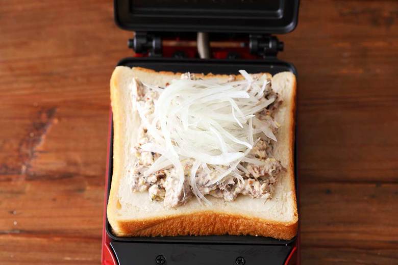 ホットサンドメーカーに③をセットする。もう1枚のパンをのせたらカバーを閉じて焼く。