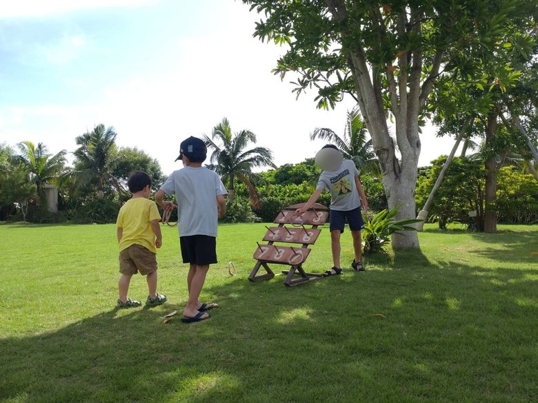 家族で旅行、グリーンの下で輪投げが楽しい！