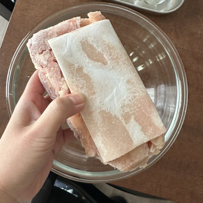 冷凍の鶏肉に裏紙がくっついてるときは、水にしばらくあててはがす。周りに飛び散らないよう静かに水を当てて