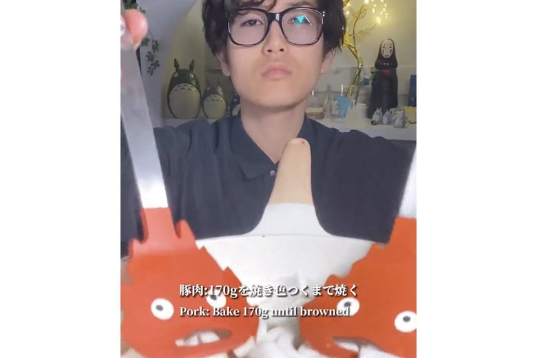 【作り方4】豚ばら薄切り肉約170gを食べやすい大きさにカットする