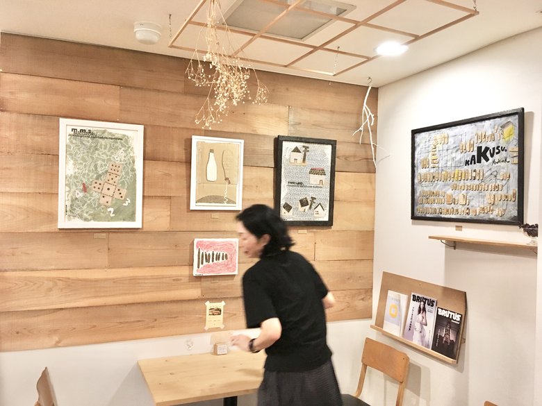 絵画が並ぶカフェの様子
