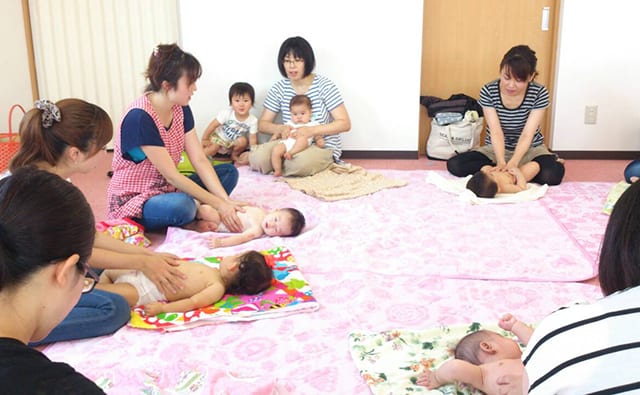 2016年5月ごろ、仮設団地内の開成診療所のフリースペースで、ベビーマッサージを開催