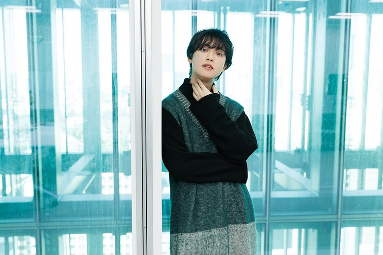 顔だけでなく手の肌も美しくて見惚れるほど