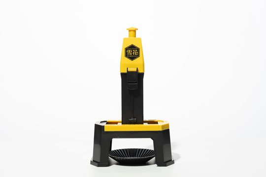 ▲削られた氷は受け皿に落ちる。200mlの紙パックだと受け皿3杯分くらいの量になる。