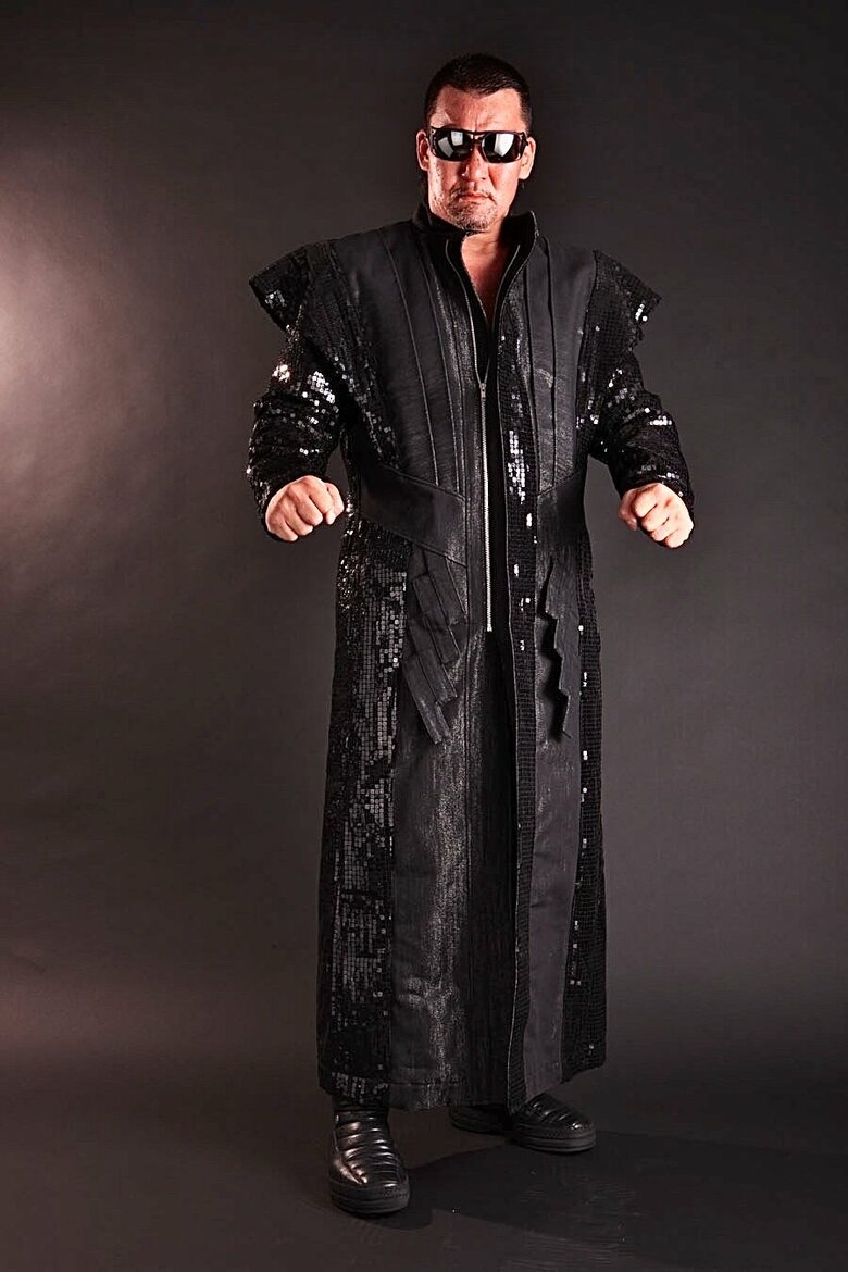 サングラスに全身黒づくしのスタイリッシュなリング衣装が似合う