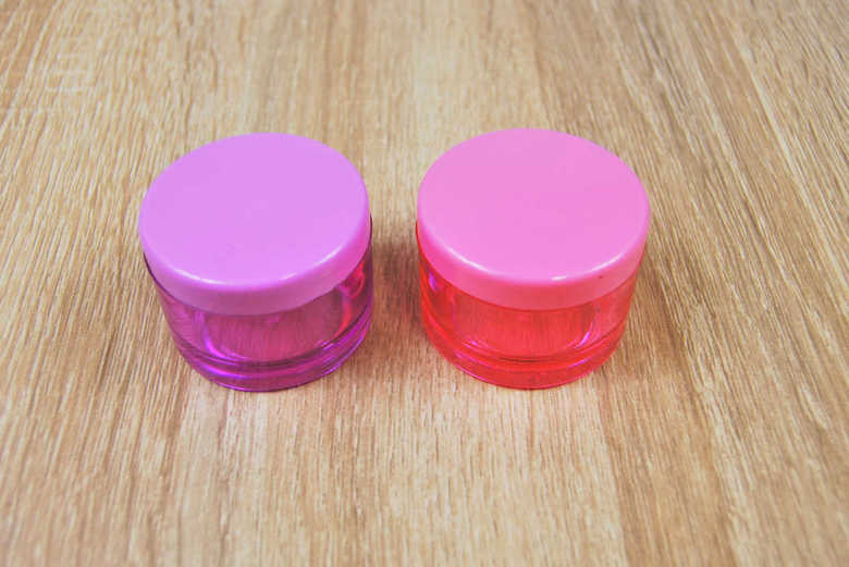 実際にハンドクリームを容器に詰替え。“約25g”まで入るそうですが、思ったよりもたっぷりとクリームが収まりました。クリームを入れすぎてしまうと、中ブタから溢れてしまうので注意が必要。移し替える際は“ほどほど”の量にした方がいいかもしれません。