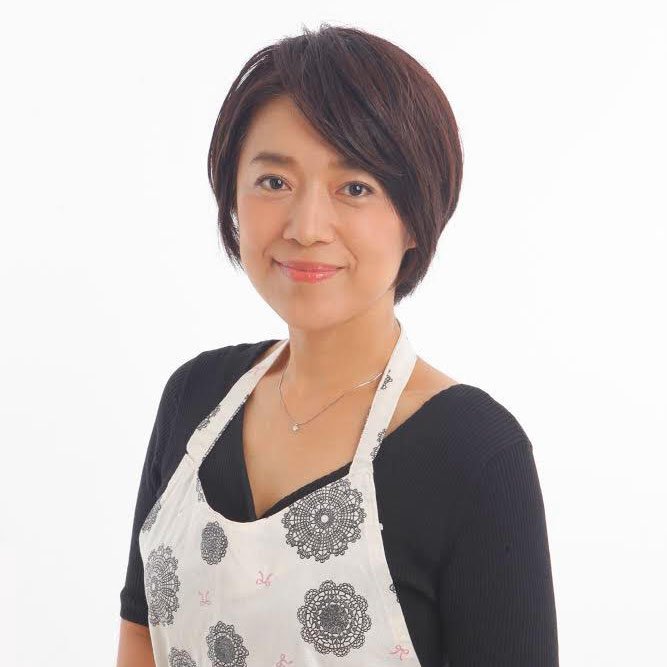 武蔵小杉で「子ども料理教室spice」のほか、大人のパン教室も主宰。現在大1、高２、中２の3人の子どもを手作りのご飯で育てながら2011年から自宅教室を開講し、専業主婦から料理の先生へと転身。のべ3500人が参加した子ども料理教室のレシピは、作りやすくておいしいと、ママたちにも大人気。
「子ども料理教室spice」http://s.ameblo.jp/fumie-kids-cooking/