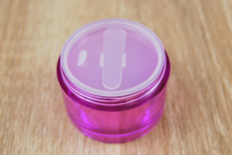 ダイソーのおすすめ商品「ヘラ＆中ブタ付 クリームケース」の使用中画像