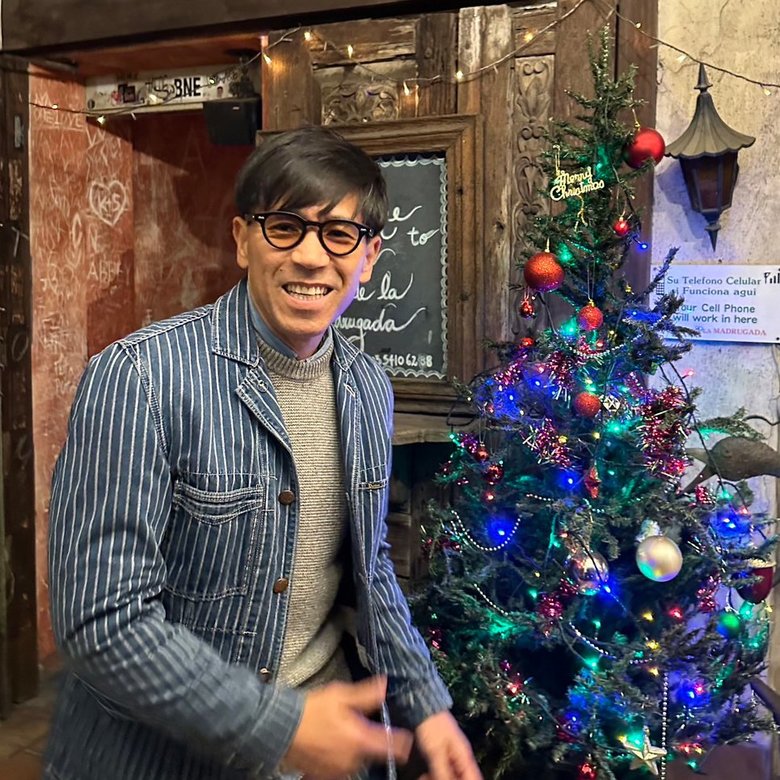 ストライプのデニムジャケットがおしゃれなゴリさん