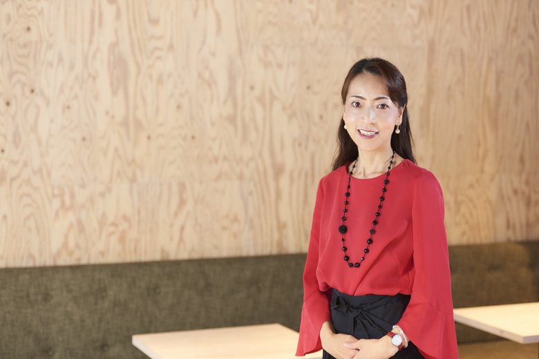 1970年生まれ。中3と小4の男子を育てるかたわら転職のカリスマとして日々登壇している、現代のスーパーウーマン。1993年リクルート人材センター（現リクルートキャリア）に入社後、転職エージェントとして大手からベンチャーまで幅広い企業に対する人材戦略コンサルティング、採用支援サポート全般を手がける。2012年にNHKの人気番組『プロフェッショナル〜仕事の流儀』に出演。2017年3月には株式会社morichを設立、代表取締役として就任。著書も多数あり。「気づいたら子どもたちは、中3と小4になりました。最近は、第三者の前では私が近づくと気配を感じて嫌がるんです。さみしいような、頼もしいような（笑）」