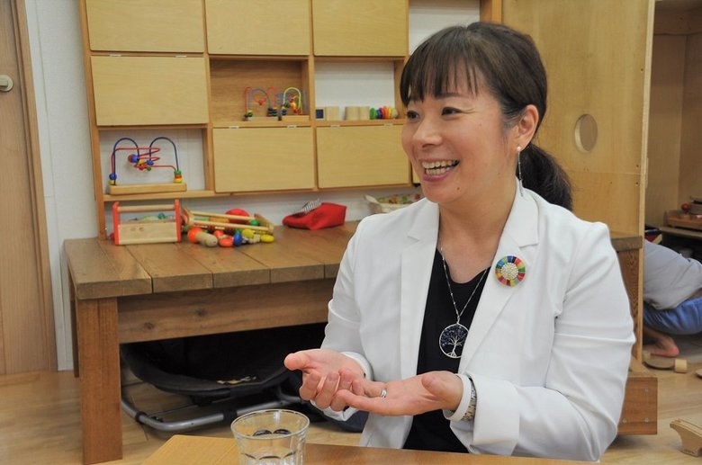 「こまちカフェ」でSDGｓの取り組みについて話す佐藤さん。カフェには子どもの遊び道具も多く用意されており、とてもにぎやか。