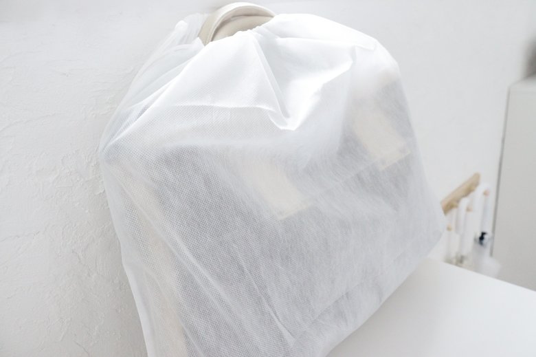 大切にしたいバッグは不織布の収納袋に入れて保管