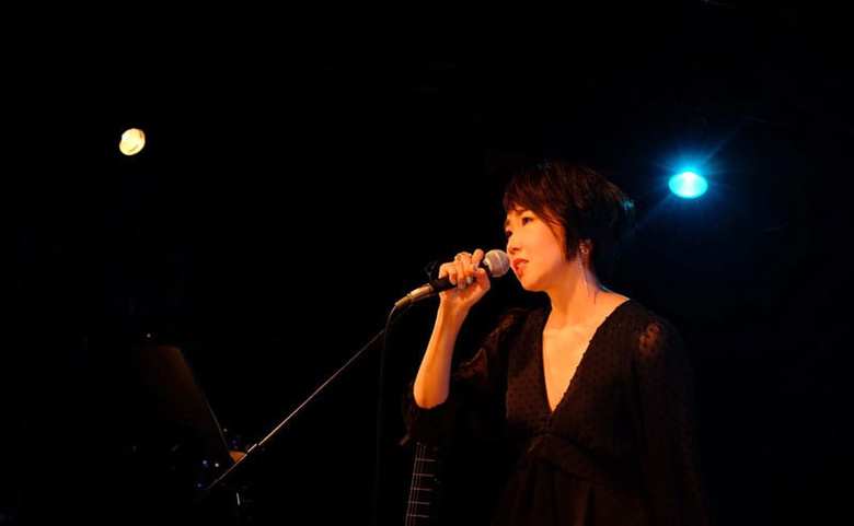 歌う市川愛さん