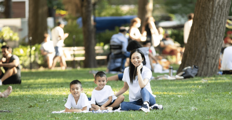 乳幼児コンサルタントとして多忙な日々を送る愛波さんはニューヨーク在住で二児の母