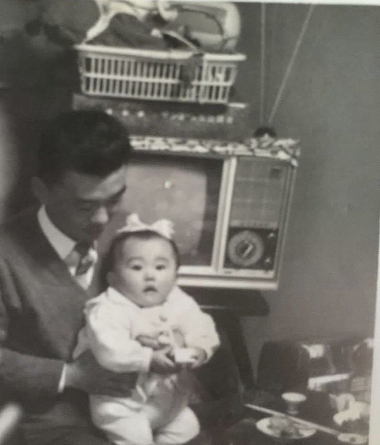 野沢直子さんの幼少期 お父さんの膝に抱かれて