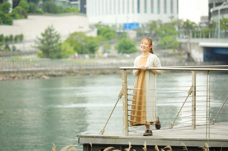 牧野友香子（まきのゆかこ）さん／1988年、大阪府出身。株式会社デフサポ代表取締役。2歳の時に先天性の感音性難聴が発覚、重度聴覚障害を持つ。神戸大学を卒業後、ソニー株式会社に入社。2018年3月に同社を退社し、同年よりデフサポの事業拡張を目指す。2児の母で横浜市在住。