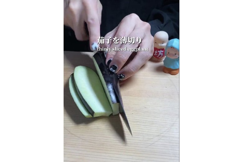 【作り方1】なすを薄切りにする