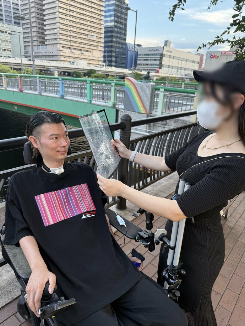 透明文字盤を使ってヘルパーさんとコミュニケーションをとる将胤さん