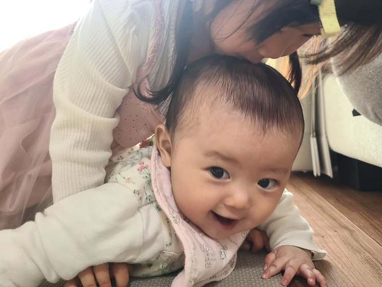 妹のおでこにチュッ！仲良し姉妹